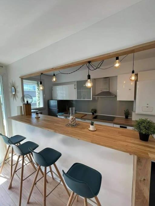 Kitchen or kitchenette, Seating area, stove