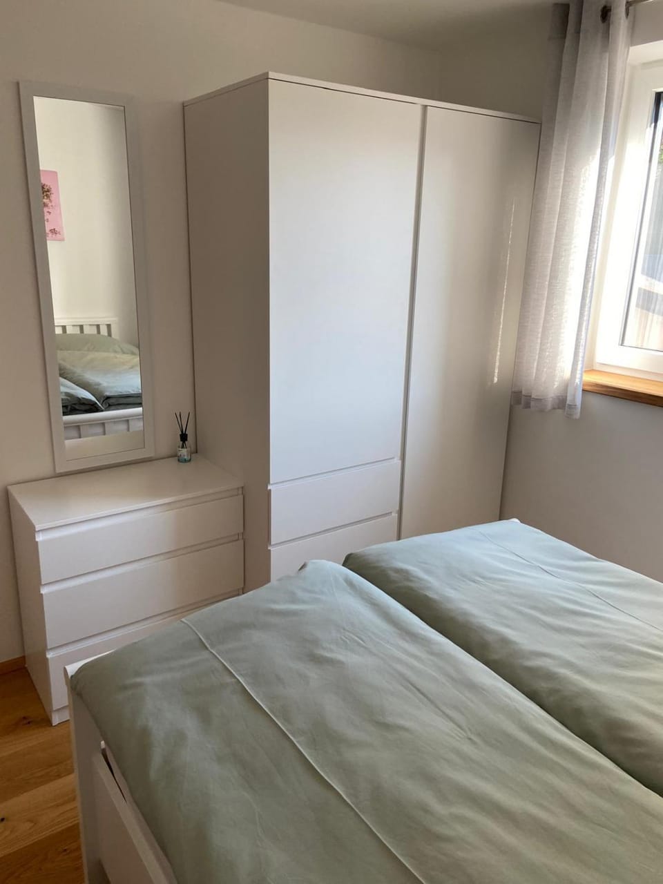 Photo of the whole room, Bedroom, wardrobe