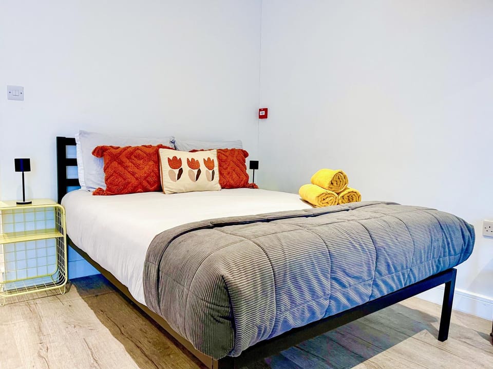 Bed, Other, Photo of the whole room, Bedroom, towels