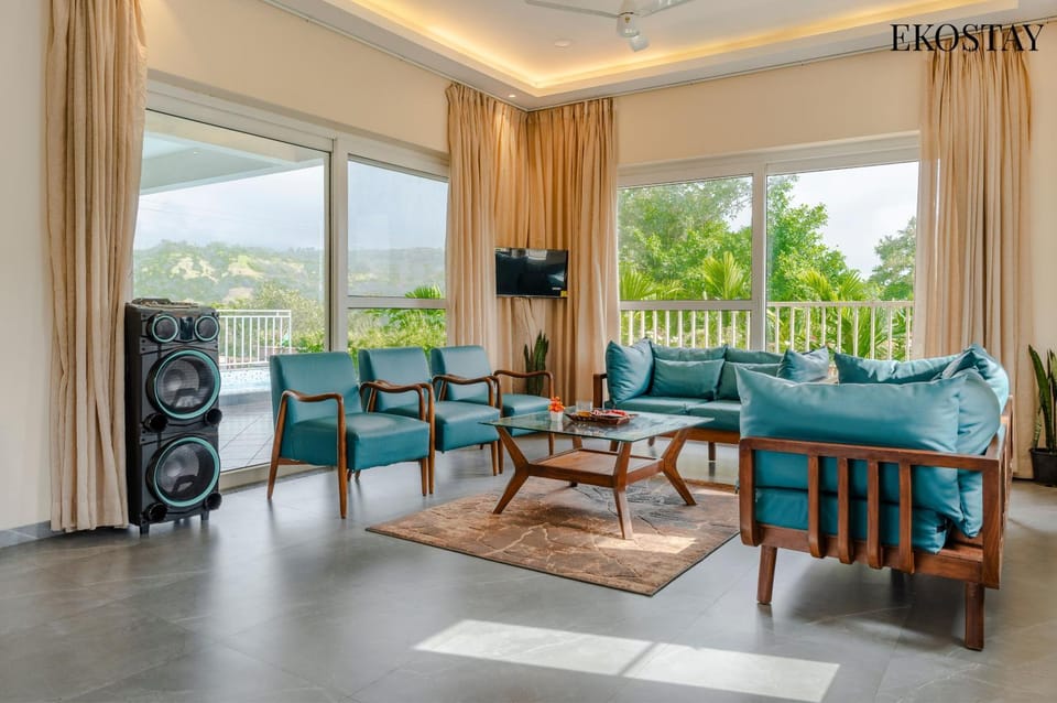 Communal lounge/ TV room, TV and multimedia, View (from property/room), Balcony/Terrace, Living room, Seating area, Evening entertainment