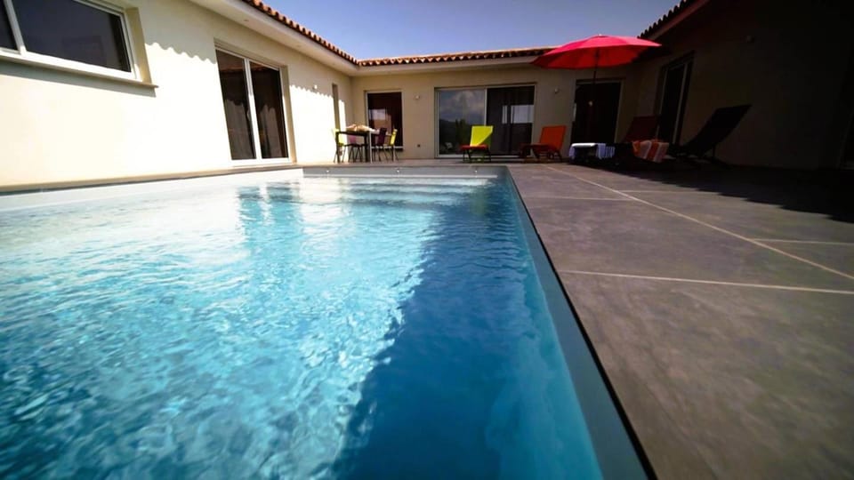 Villa Suarticcia, 6 pers, piscine chauffée, 3 min plage en voiture Villa in Zonza