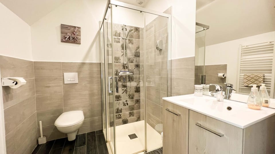 Shower, Toilet, towels
