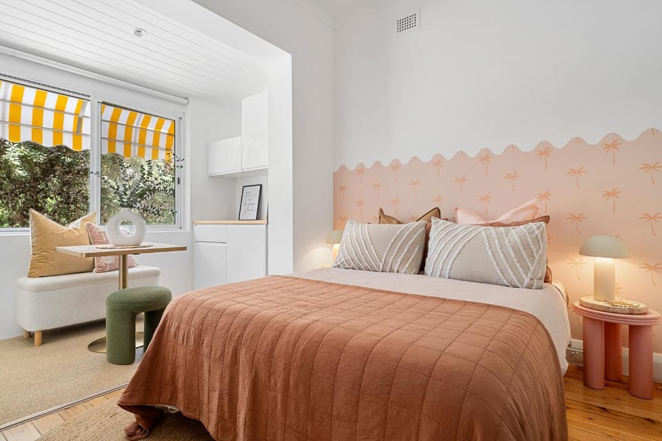 Bed, Photo of the whole room, Seating area, Bedroom