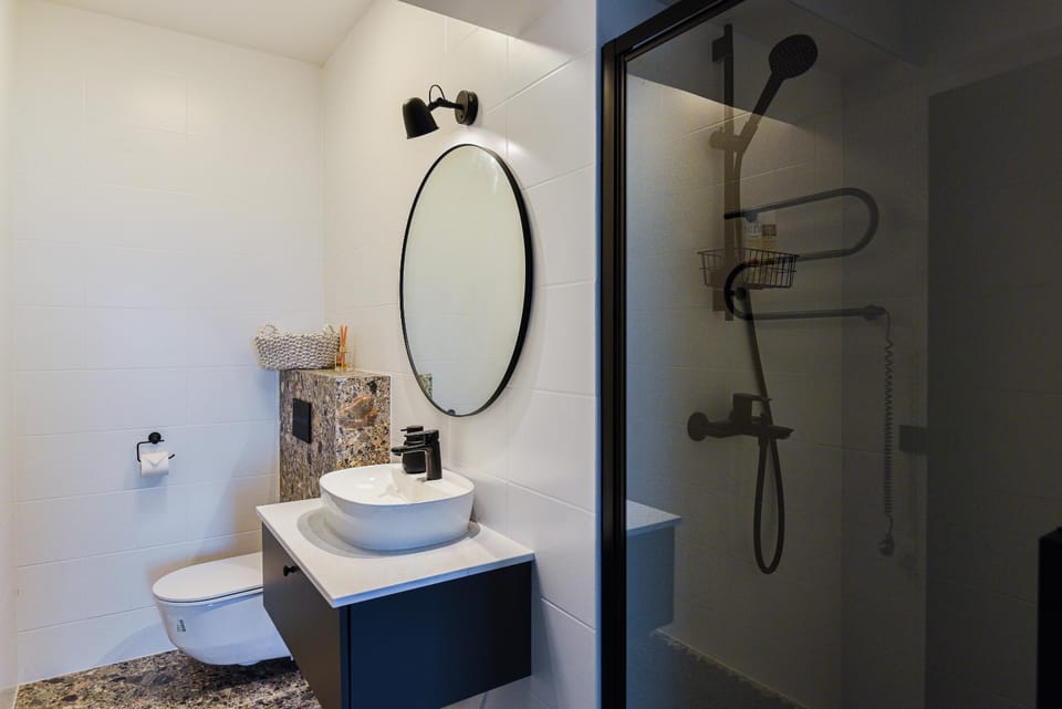 Shower, Toilet