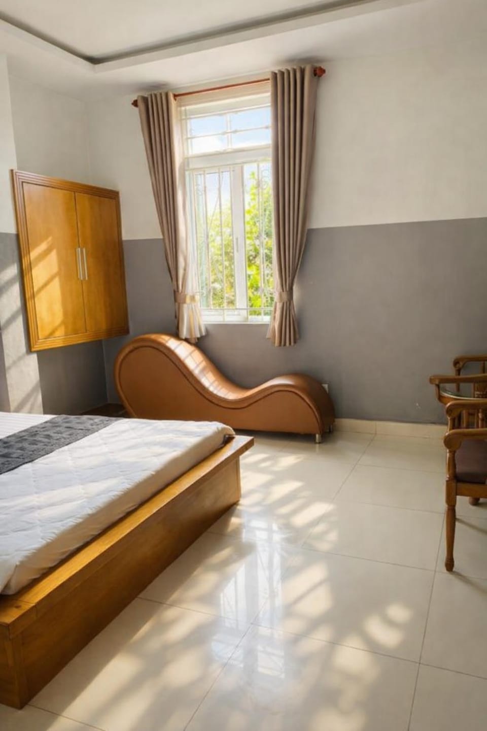 Photo of the whole room, Bedroom