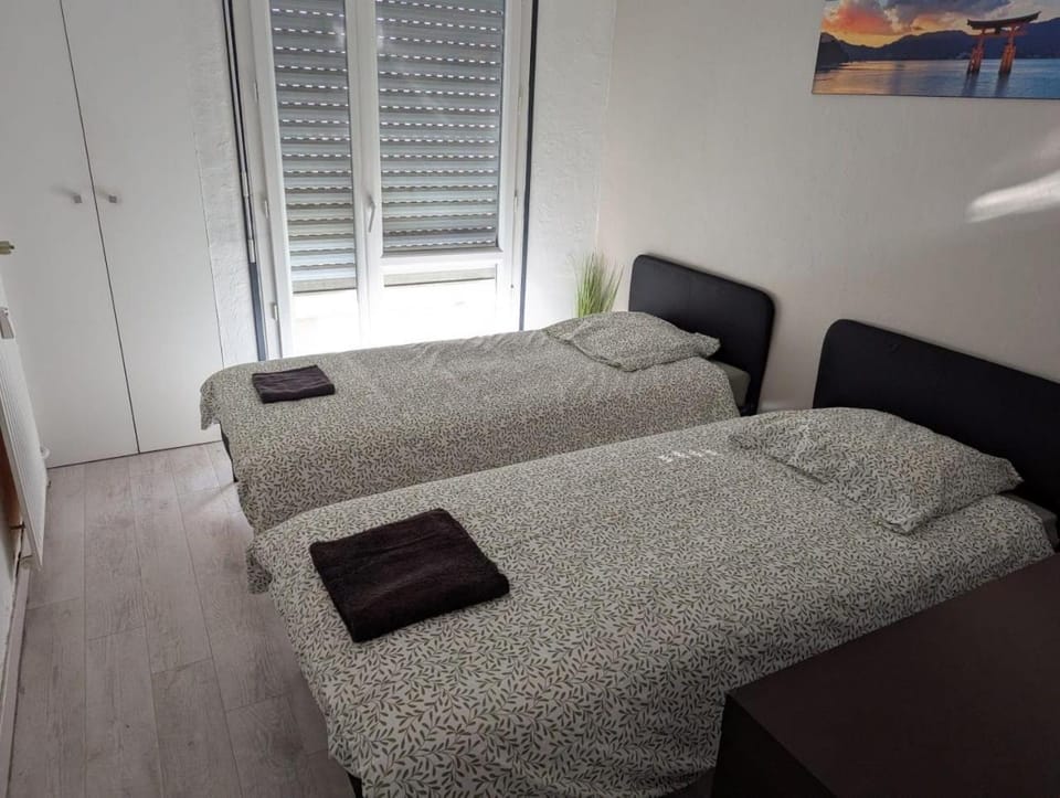 Bed, Photo of the whole room, Bedroom, towels