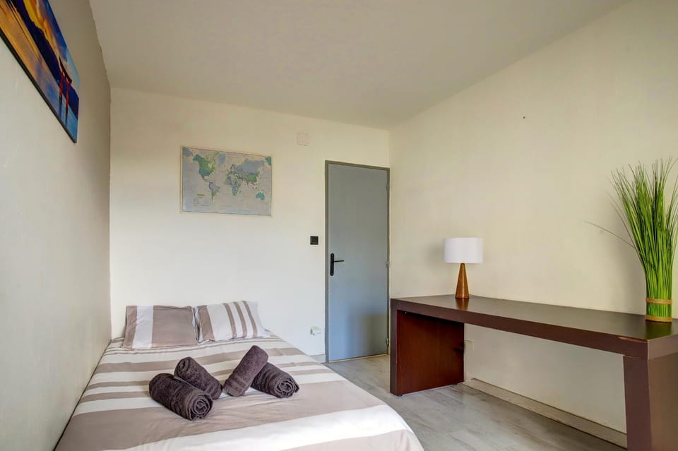 Bed, Living room, Photo of the whole room, Seating area, Bedroom