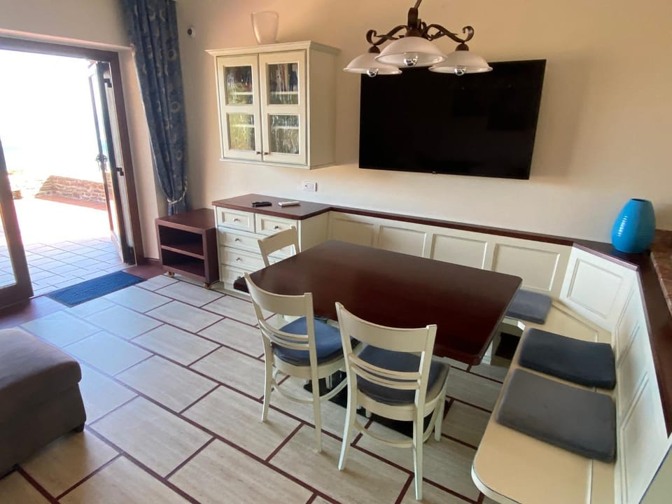 TV and multimedia, Living room, Seating area, Dining area, Evening entertainment