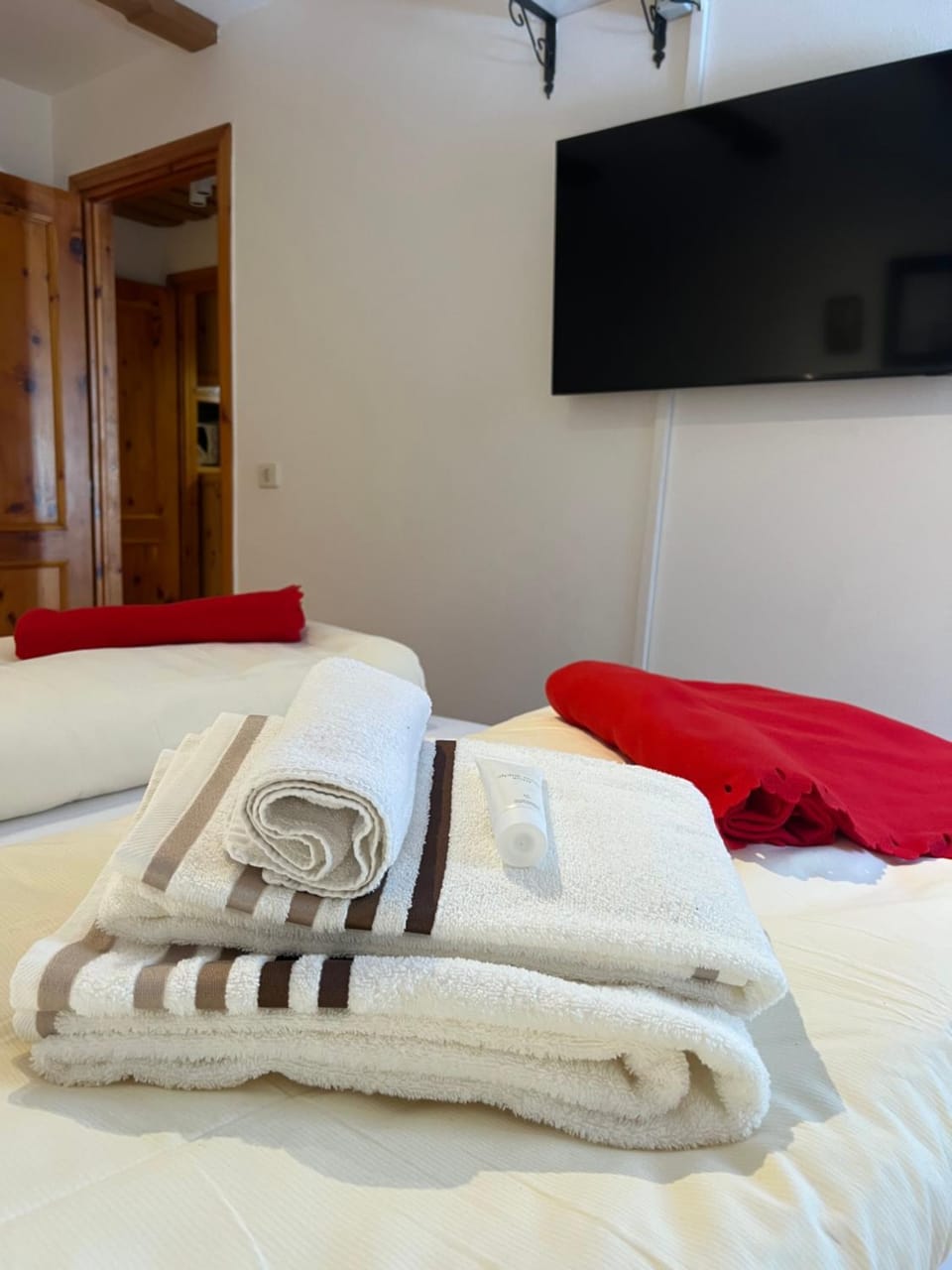 Bed, TV and multimedia, Photo of the whole room, Bedroom, towels
