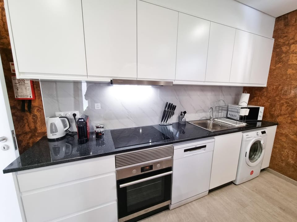 Kitchen or kitchenette, dishwasher, stove
