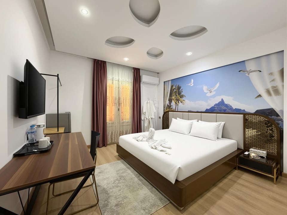 Bed, TV and multimedia, Bedroom