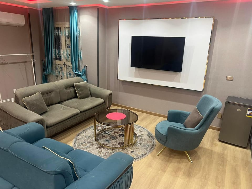 TV and multimedia, Living room, Seating area, Evening entertainment