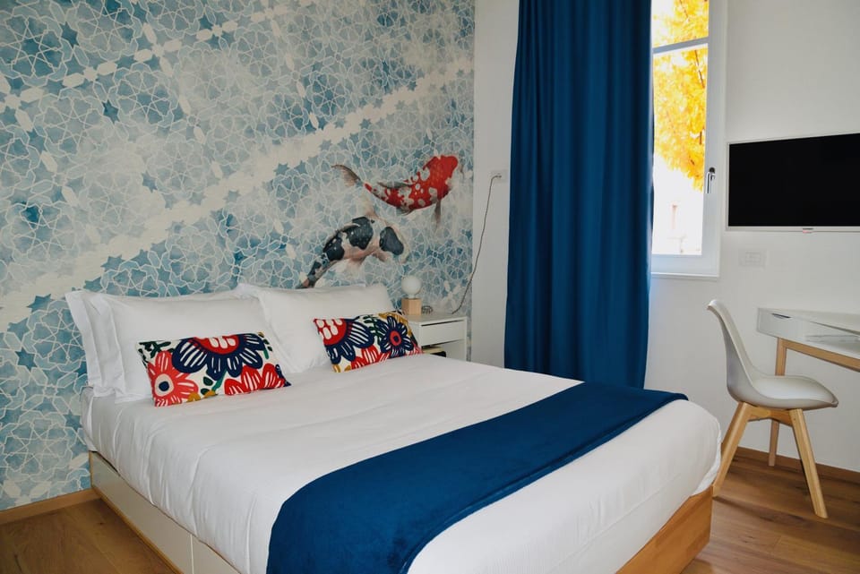 Bed, TV and multimedia, Photo of the whole room, Bedroom