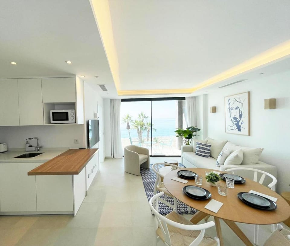 TV and multimedia, Kitchen or kitchenette, Living room, Seating area, Dining area, Sea view, Sea view, oven, stove