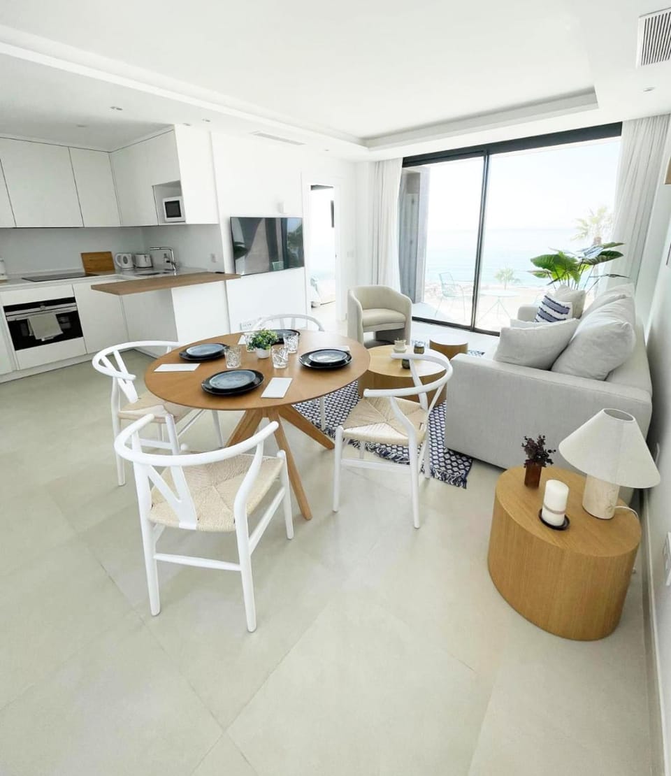 Kitchen or kitchenette, Living room, Seating area, Dining area, oven, stove