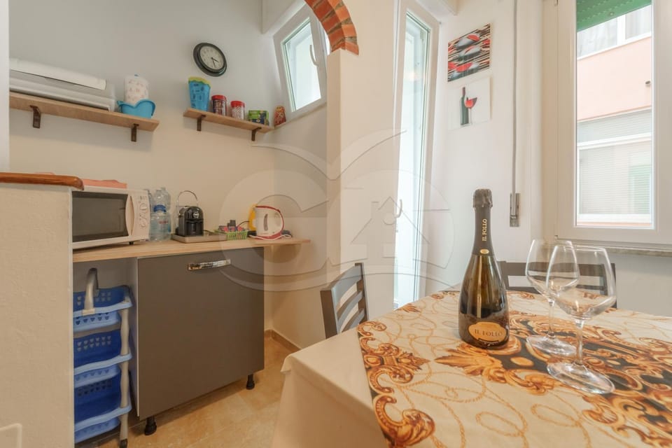 Kitchen or kitchenette, Dining area, stove
