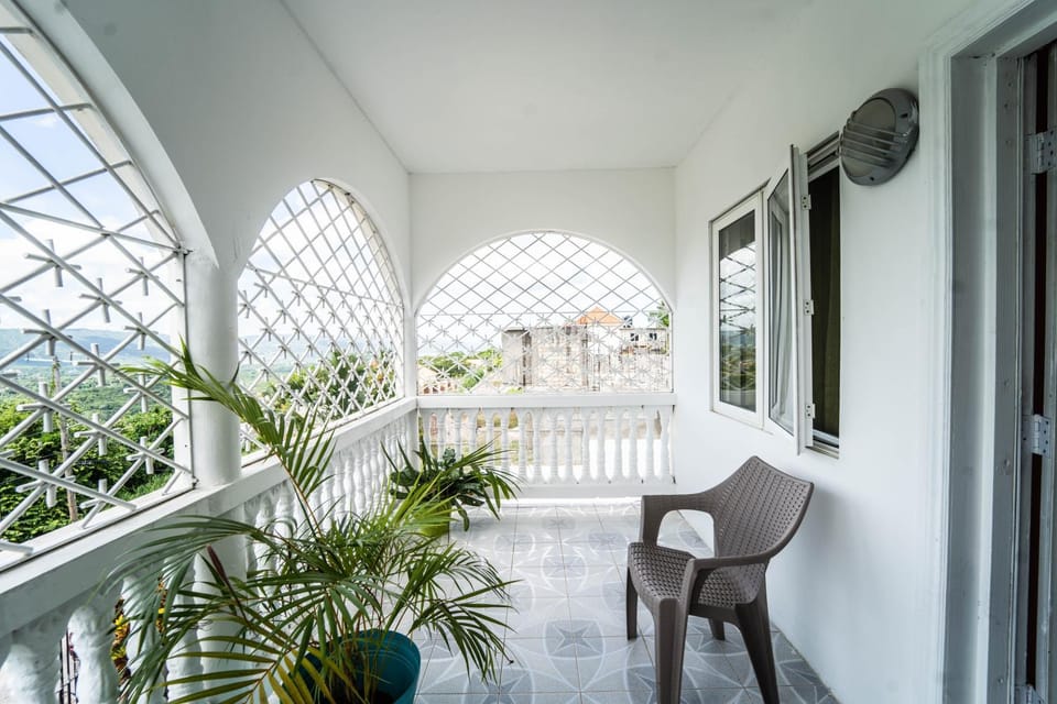 Skyline Suites 2 Queen bedroom - perfect for a couples getaway! condo Apartment in Montego Bay