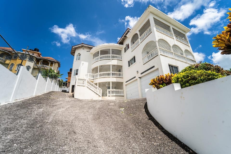 Skyline Suites 2 Queen bedroom - perfect for a couples getaway! condo Apartment in Montego Bay