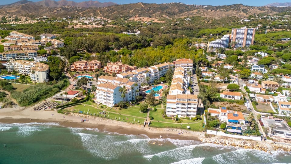 Property building, Nearby landmark, Day, Neighbourhood, Natural landscape, Bird's eye view, Beach, City view, Mountain view, Sea view, Street view, Location