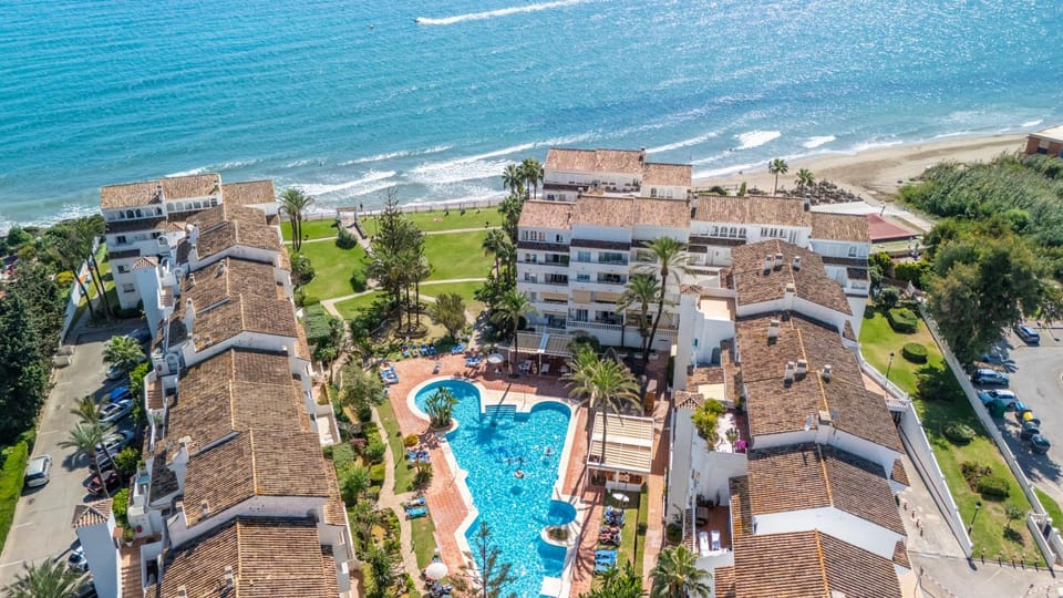 Property building, Nearby landmark, Day, Neighbourhood, Natural landscape, Bird's eye view, Beach, City view, Pool view, Sea view, Street view, Swimming pool, Location, sunbed