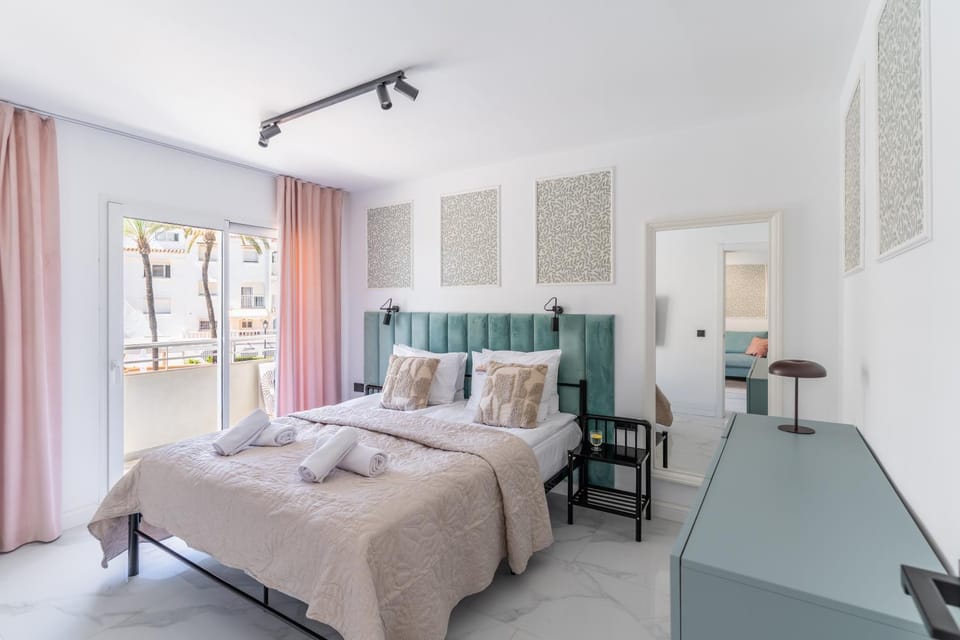 Bed, Photo of the whole room, Seating area, Dining area, Bedroom