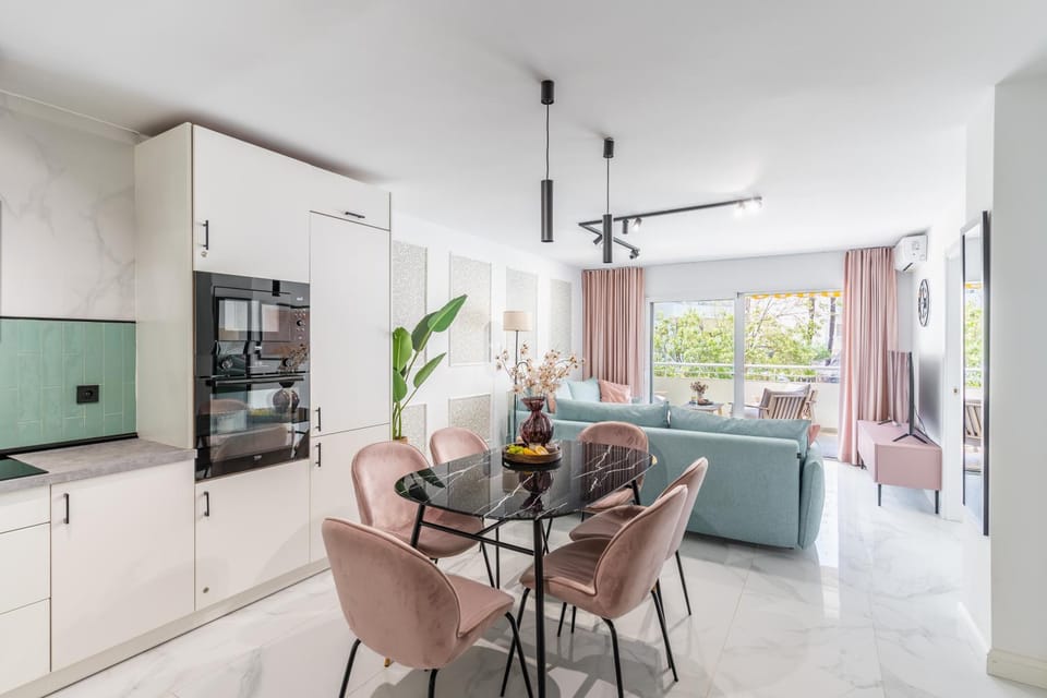 TV and multimedia, Kitchen or kitchenette, Living room, Seating area, Dining area, stove