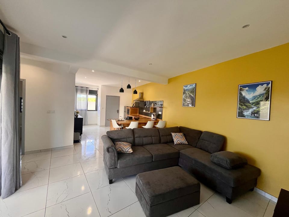 TV and multimedia, Kitchen or kitchenette, Living room, Seating area