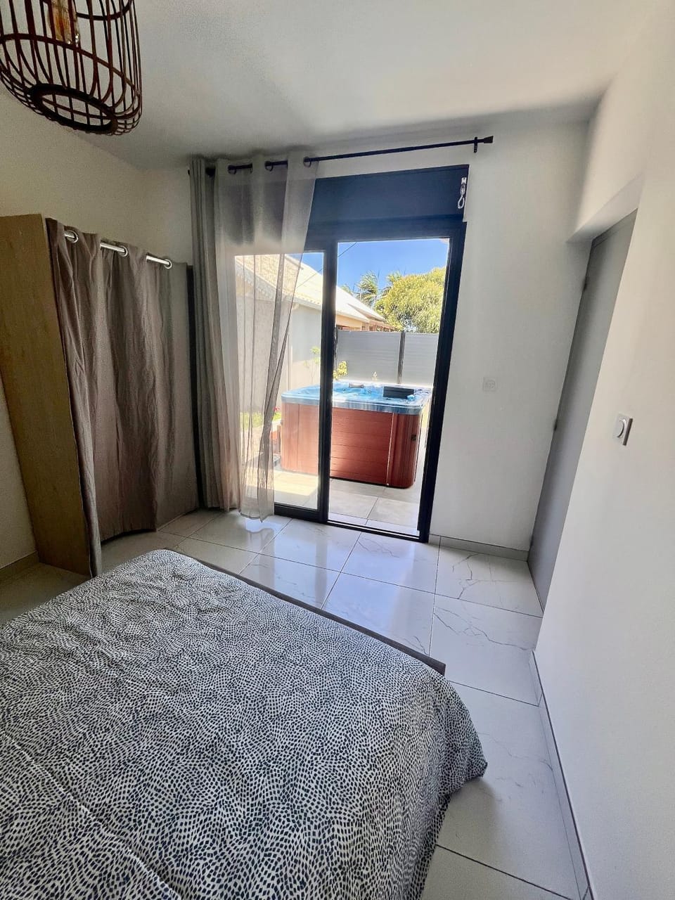 Bed, Hot Tub, Bedroom, wardrobe