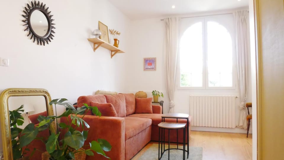 Living room, Seating area, Dining area, internet