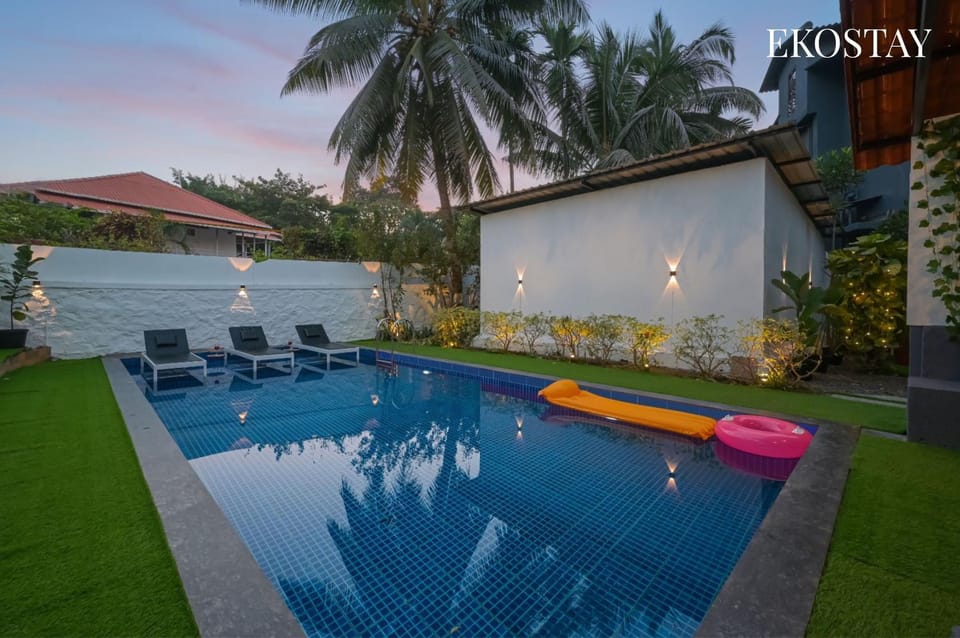 Day, Pool view, Swimming pool, sunbed