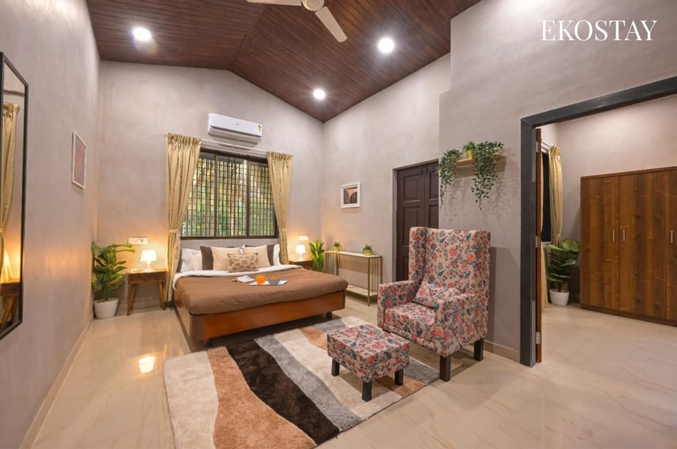 Bed, Photo of the whole room, Seating area, Bedroom, air conditioner