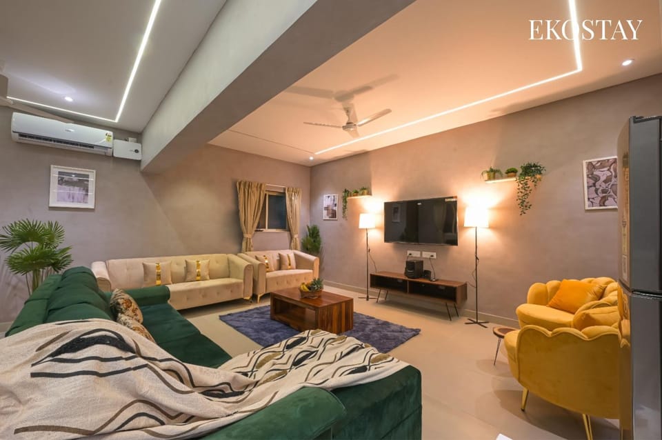 Communal lounge/ TV room, TV and multimedia, Living room, Seating area, Evening entertainment, air conditioner