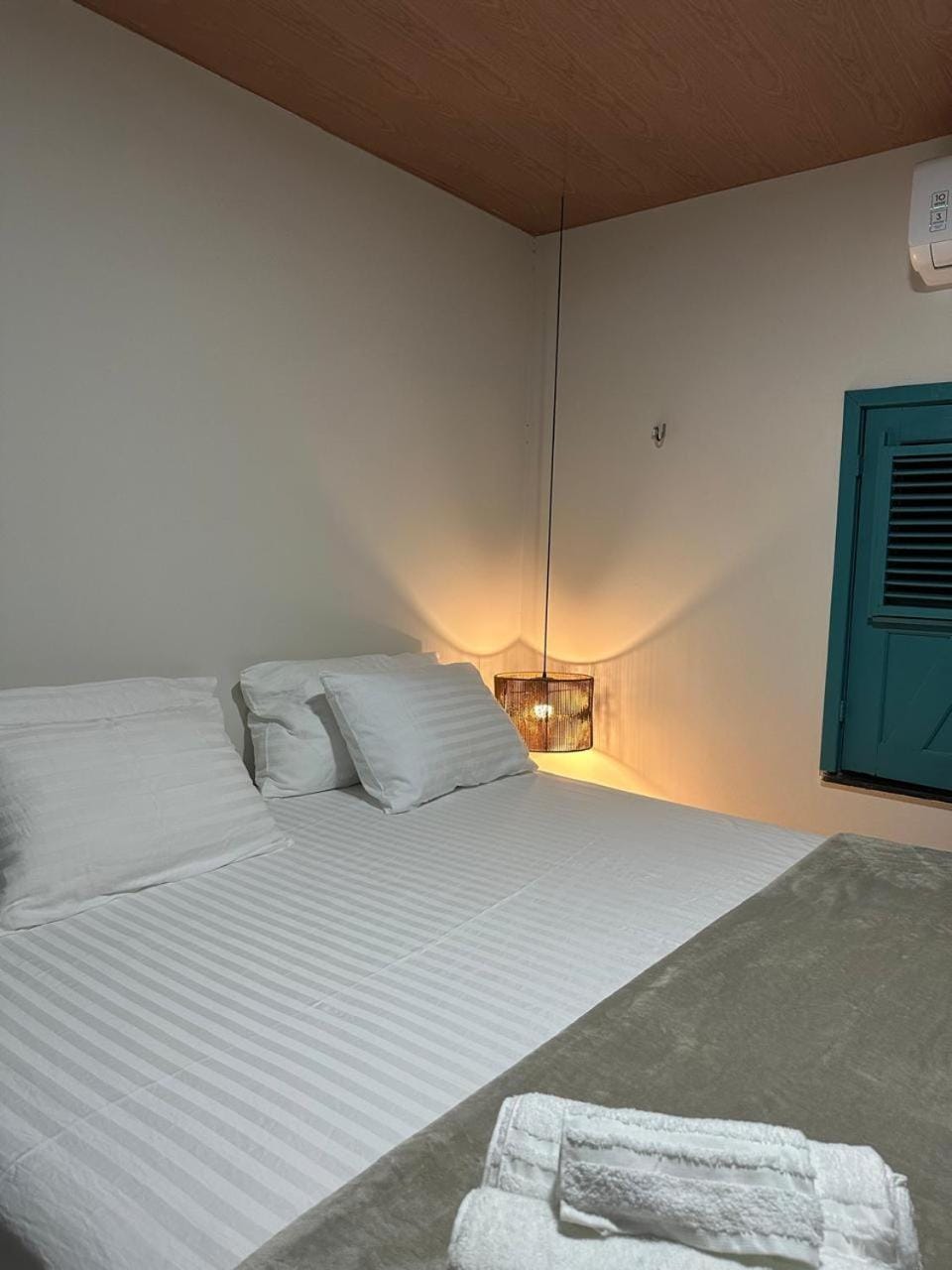 Bed, Photo of the whole room, Bedroom, locker, air conditioner