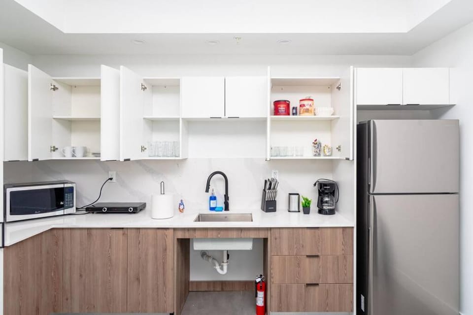 Coffee/tea facilities, Kitchen or kitchenette, oven, stove