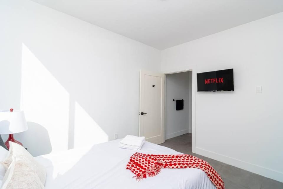 Bed, TV and multimedia, Bedroom