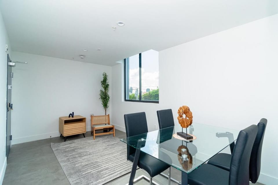 Miami 2BR Getaway with King Beds Near Marlins Park & Calle Ocho Apartment in Miami