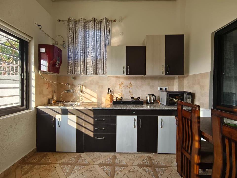 Coffee/tea facilities, Kitchen or kitchenette, stove