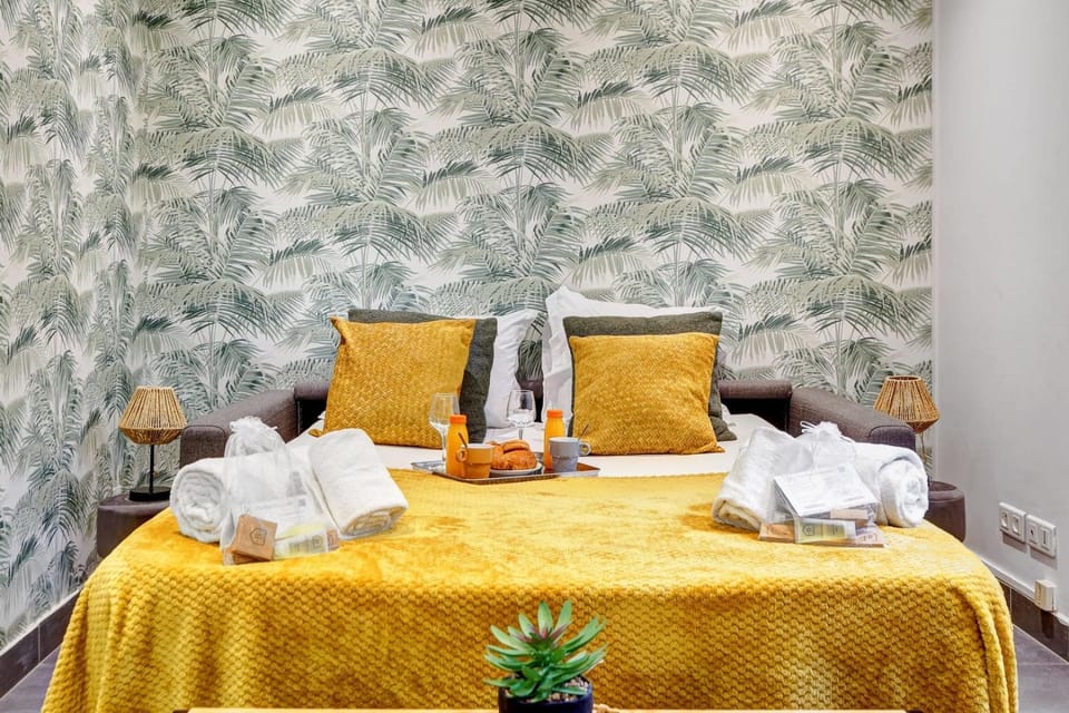 Bed, Living room, towels