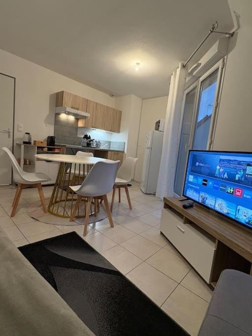 TV and multimedia, Kitchen or kitchenette, Living room, Seating area, Dining area