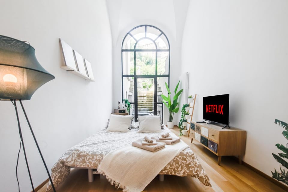 Bed, TV and multimedia, Living room, Seating area, Bedroom