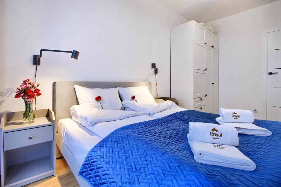 Bed, Bedroom, towels, wardrobe