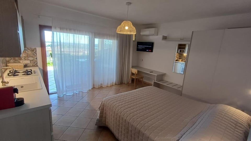 Bed, TV and multimedia, Kitchen or kitchenette, Living room, Photo of the whole room, Seating area, Bedroom, air conditioner