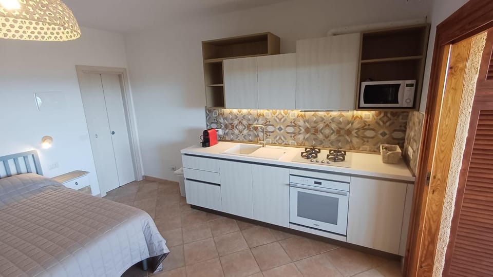 Bed, Kitchen or kitchenette, Bedroom, oven, stove