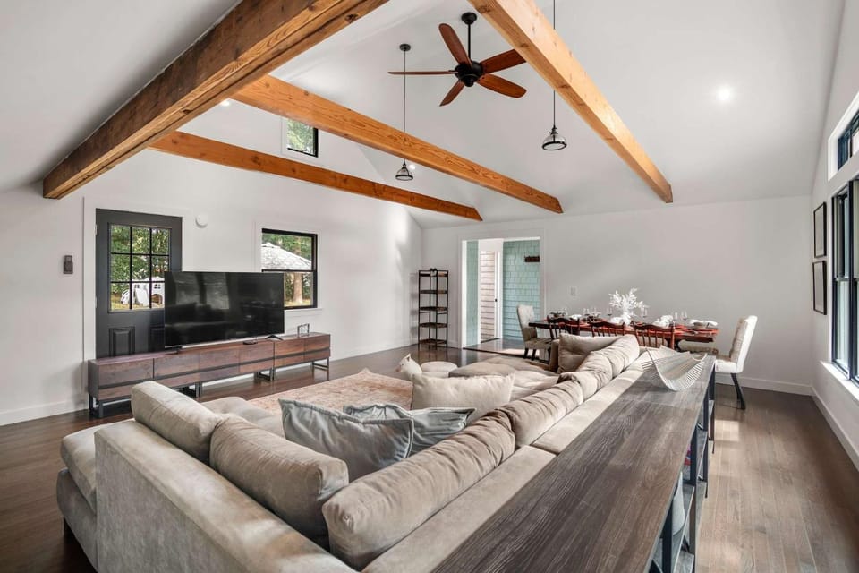5 Min drive to National Seashore beaches and private backyard House in Eastham