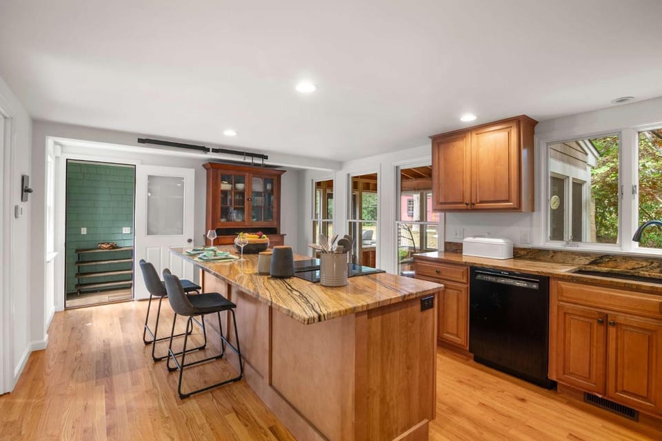 5 Min drive to National Seashore beaches and private backyard House in Eastham