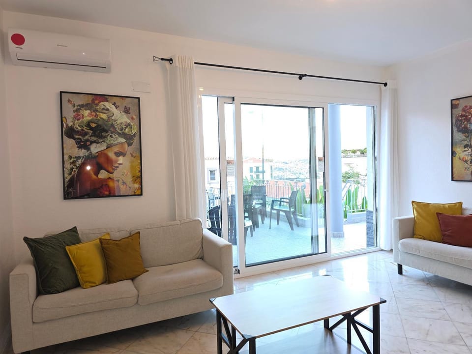 Communal lounge/ TV room, View (from property/room), Balcony/Terrace, Living room, internet