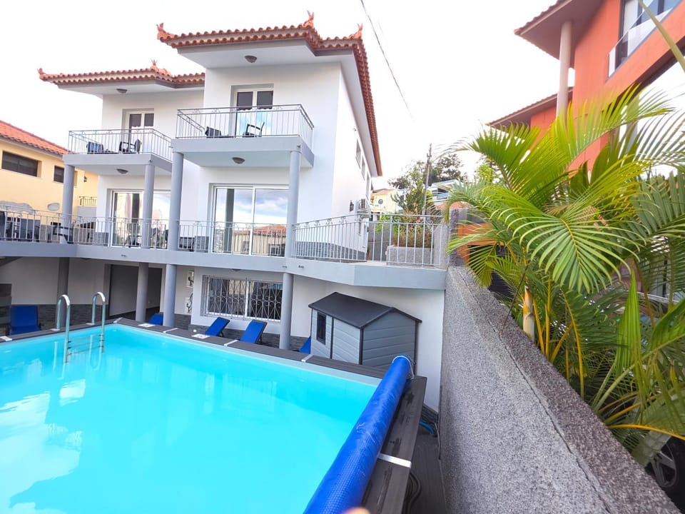 Property building, Patio, Balcony/Terrace, Swimming pool, sunbed