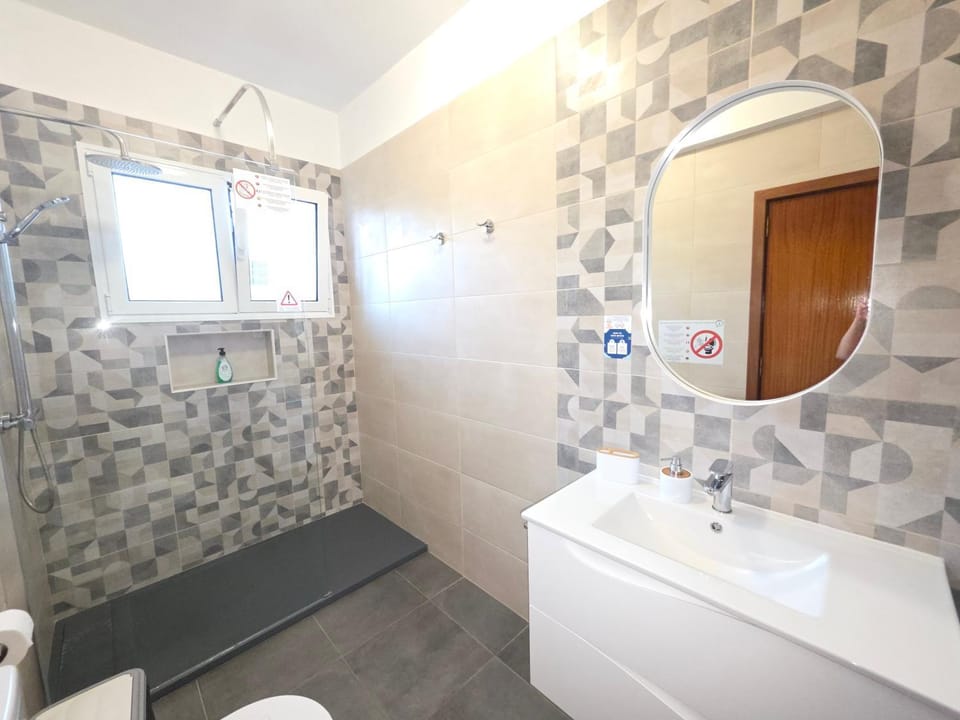 Shower, Restaurant/places to eat, Bathroom, Bedroom, VIP