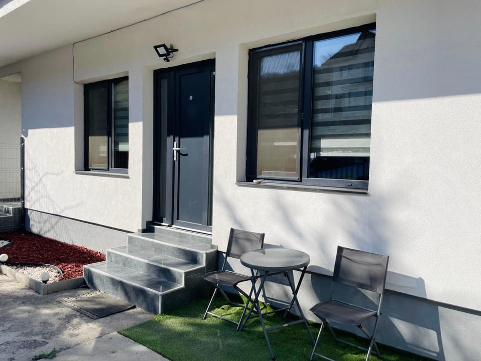 Facade/entrance, Balcony/Terrace