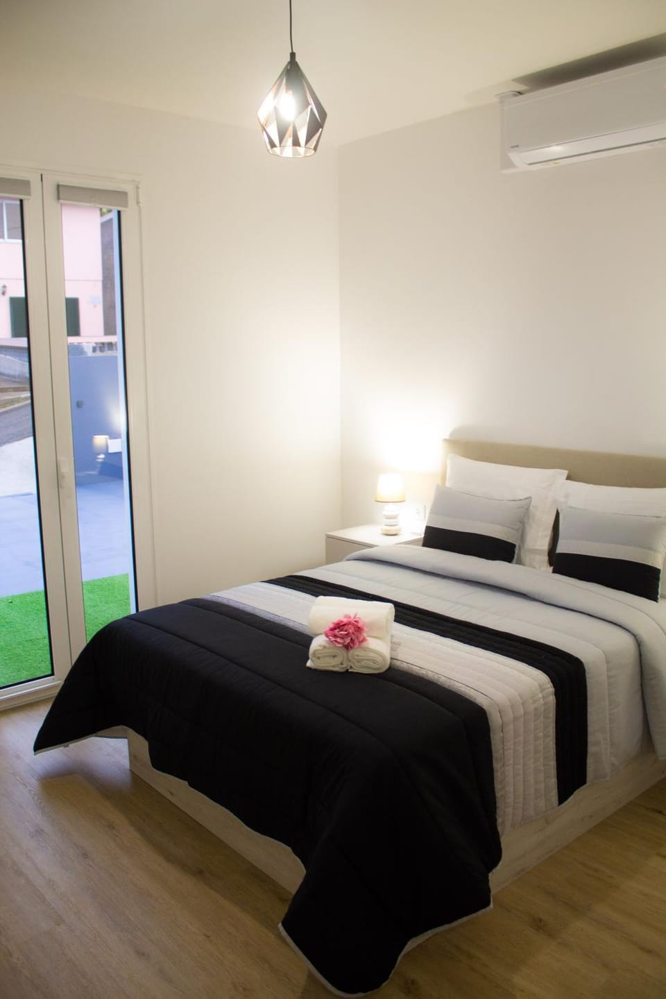Bed, Bedroom, towels
